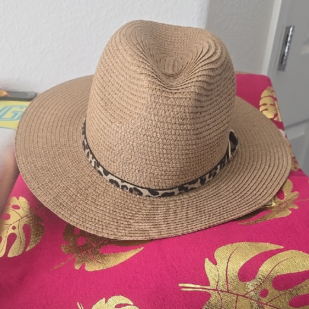 Stylish Tan Straw Hat with Leopard Band